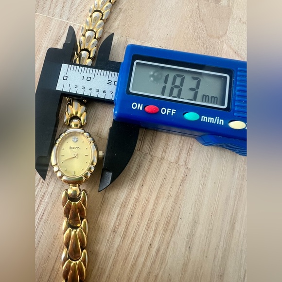 Bulova ladies oval gold tone dress watch NEW BATTERY - Picture 11 of 13